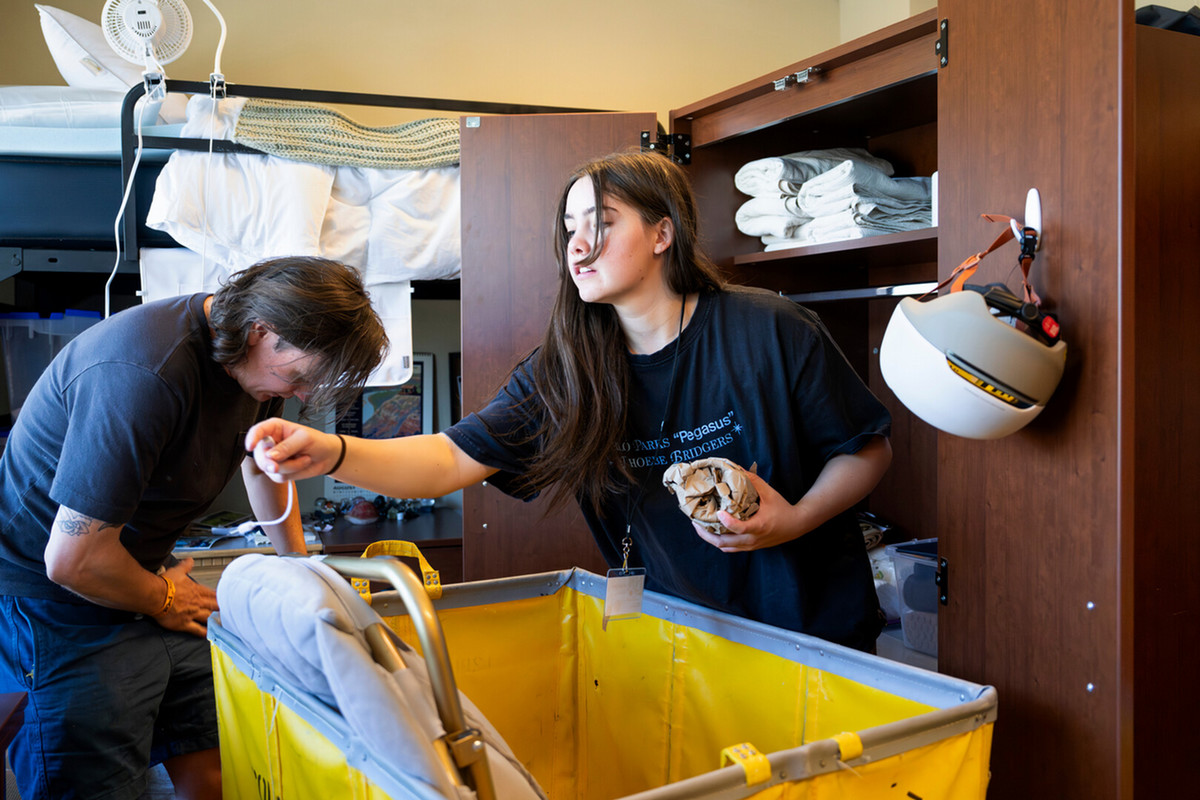 First year student Aeva Dye ’27 of St. George, Utah during New Student Move-in Day at South Hall on 8/21/23 with her parents Joey and McKenzie helping her. Photo by Lonnie Timmons III / Colorado College
